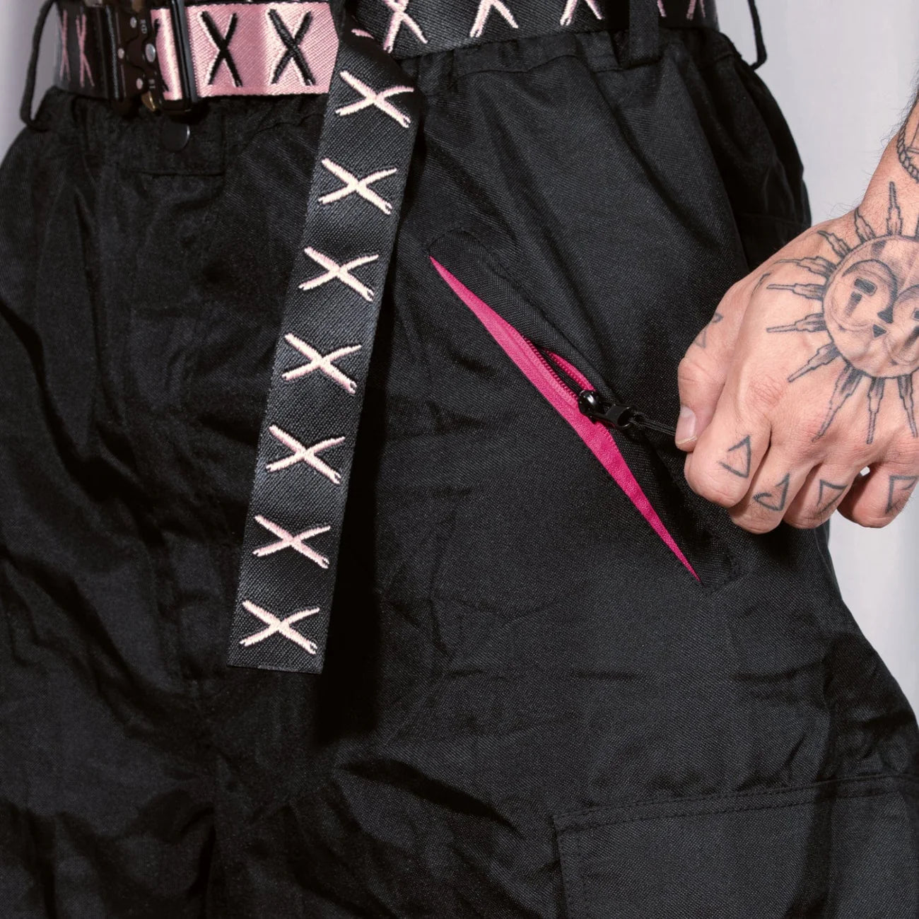 Numbskull Slacker Baggy Snow Pant 2.0 - Black/Pink